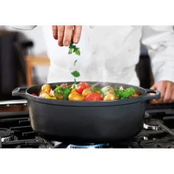 Le Chasseur cocotte ovale avec couvercle noire 17 cm